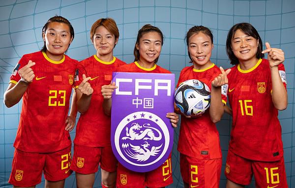 2019年萨拉戈萨进入格拉纳达青训，2022年进入一线队，本赛季他在西甲14次出场打进5球，助攻2次。
